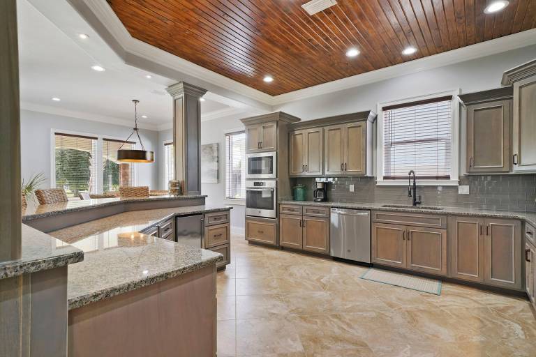The Luke House - Vacation Getaway in Destin Near the Beach with Secluded Pool Area & Golf Cart — photo 5