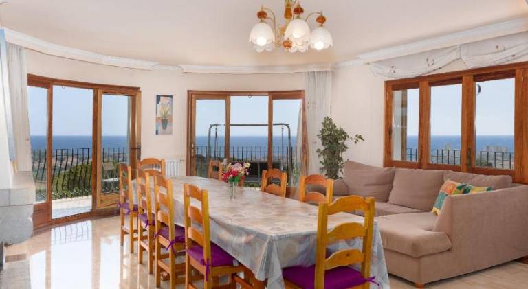 Vacation home with grill, terrace & private pool — photo 4