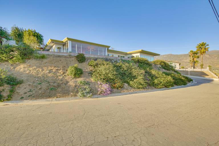 Stunning MCM Escape w/ Mtn Views in San Bernardino — photo 5