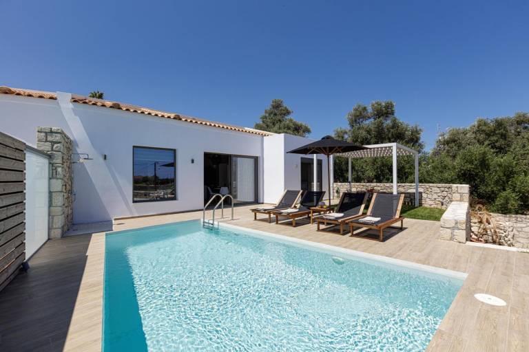 Fully equipped vacation home with private pool, yard & barbecue | Pet-friendly in Agios Nikolaos