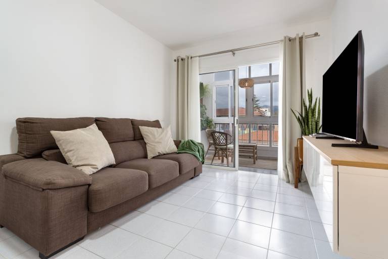 Holiday apartment with fast internet & terrace | City view — photo 2
