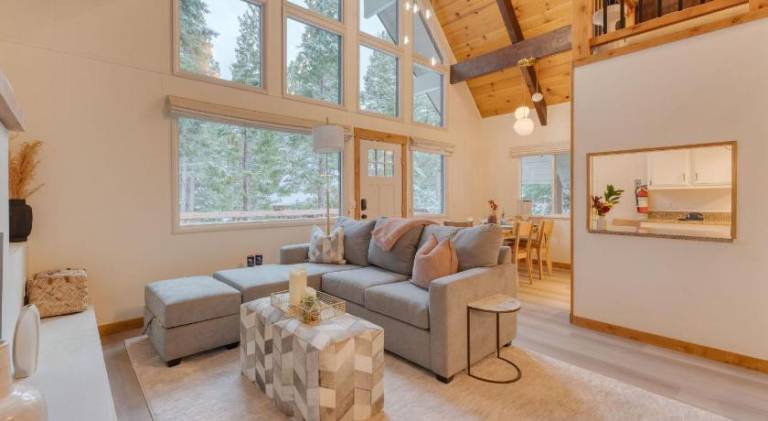 Peaceful Tahoe Retreat by AvantStay Cozy Modern Cabin • Sauna Hot Tub Fireplace • Near Lake — photo 3