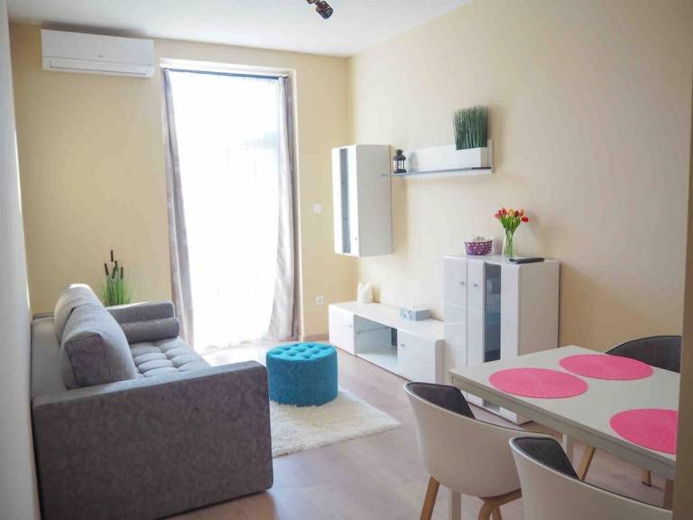 Holiday Apartmanház a belvárosra néző erkéllyel — photo 3