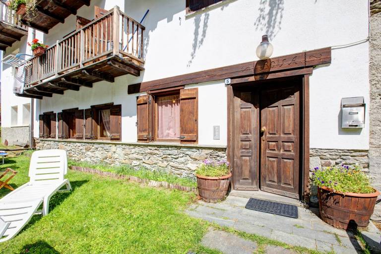 Holiday apartment with garden & fast internet | Mountain view | Good for workation | Pets are welcome in Aosta
