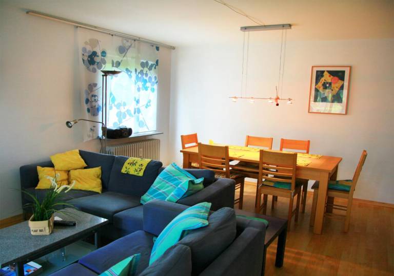Große Ferienwohnung mit Gartenblick in Tuebingen