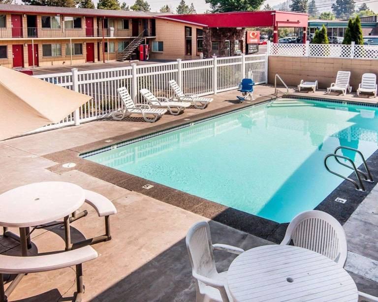 BEND INN & SUITES — photo 4