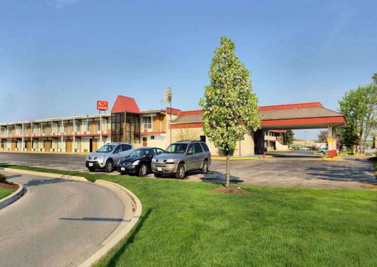 Super 8 by Wyndham Perrysburg/Toledo in Perrysburg, OH