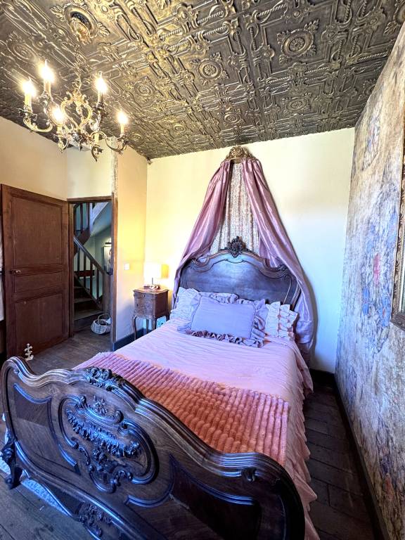 Romantic Antique Double, Shared Bath & Breakfast — photo 2