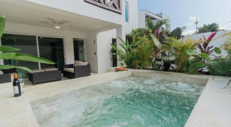 Vacation home with pool — photo 2