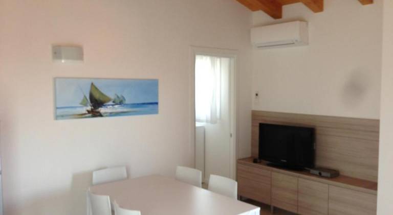 Serviced apartment with yard, pool & patio | Dogs allowed — photo 4