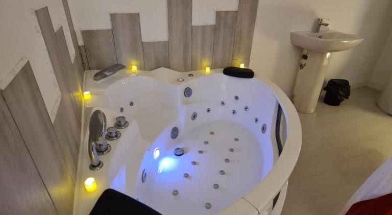 Rental apartment with jacuzzi — photo 2
