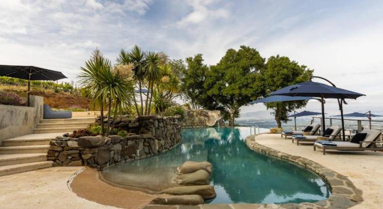 Villa with hot tub & pool | Pets allowed — photo 5