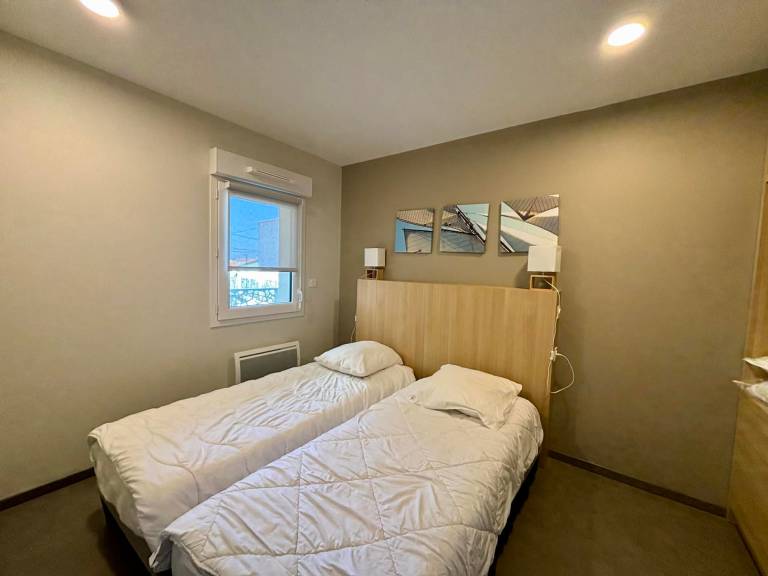 Luxury 2-bedroom apartment, balcony, beach access, pool, pets allowed, parking — photo 3