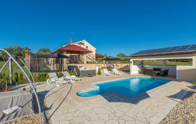 Villa with yard, barbecue & hot tub — photo 2