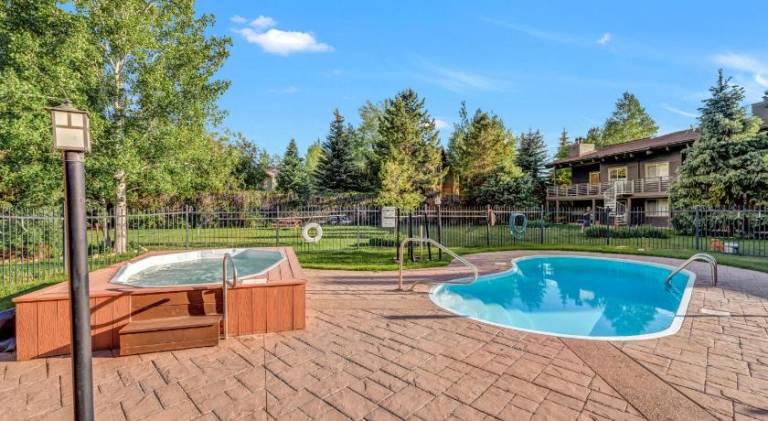Fully equipped spacious apartment with hot tub & pool | Pet-friendly — photo 5