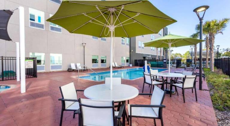 La Quinta Inn & Suites by Wyndham Orlando IDrive Theme Parks — photo 5