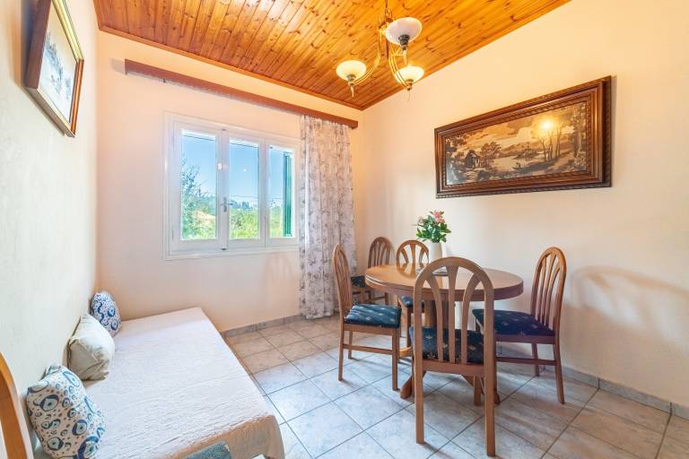 Child-friendly beautiful house with terrace, fast internet & garden | Mountain view | Pets are welcome — photo 3