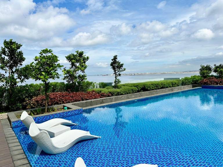Vacation home with garden, patio & pool in Pasay