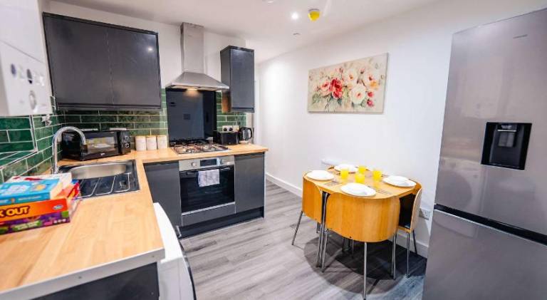 Cosy 2BR Flat Steps from Cardiff Pubs & Town in Cardiff