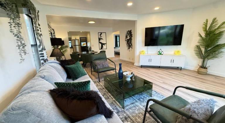 Modern Duplex with 6 beds and Sofa bed in Miracle Mile Longwood in Culver City, CA