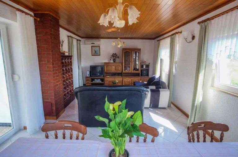 Holiday apartment with terrace and air conditioning in Rab