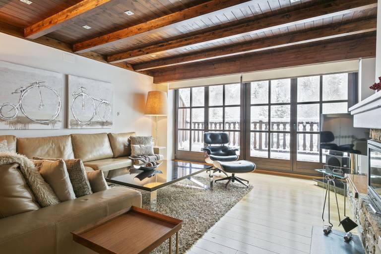 Child-friendly lovely rental apartment with yard & fast internet | Mountain view | Close to the ski | Pet-friendly — photo 2