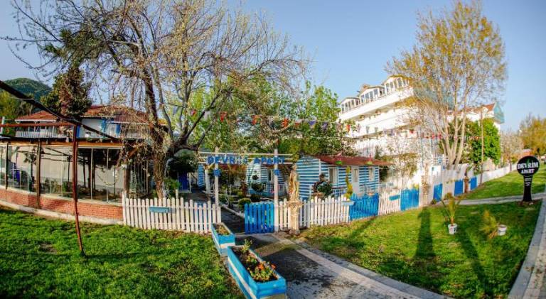 Serviced apartment with patio, BBQ & garden | Next to the beach | Pet-friendly in Erdek