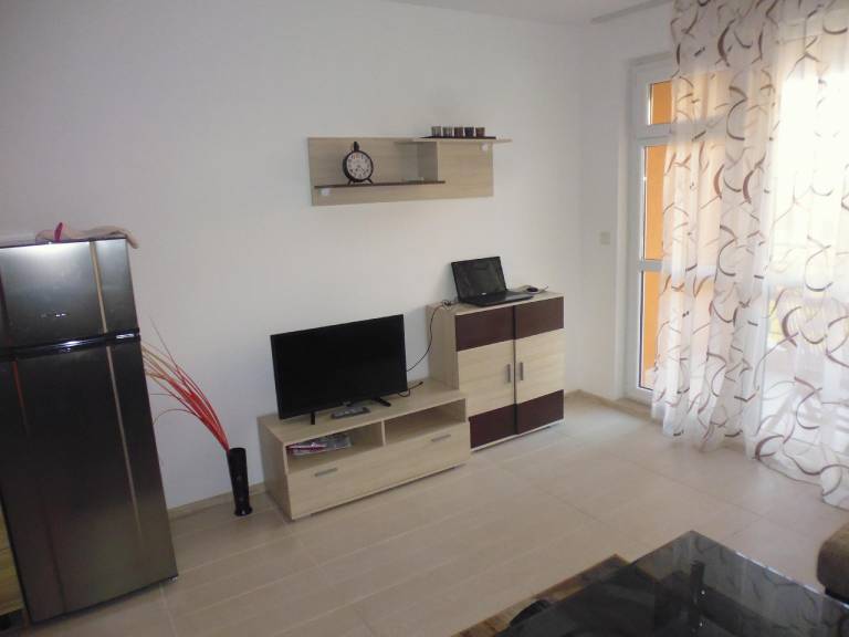 Rental apartment with pool & yard — photo 2