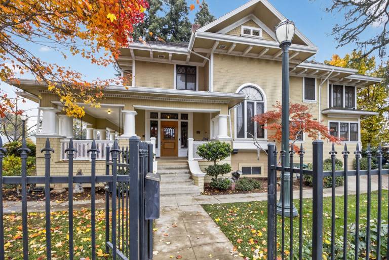 Family-oriented vacation home with yard & terrace | Pets are welcome in Visalia, CA