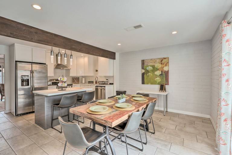 Chic Scottsdale Home w Balcony Walk to Old Town