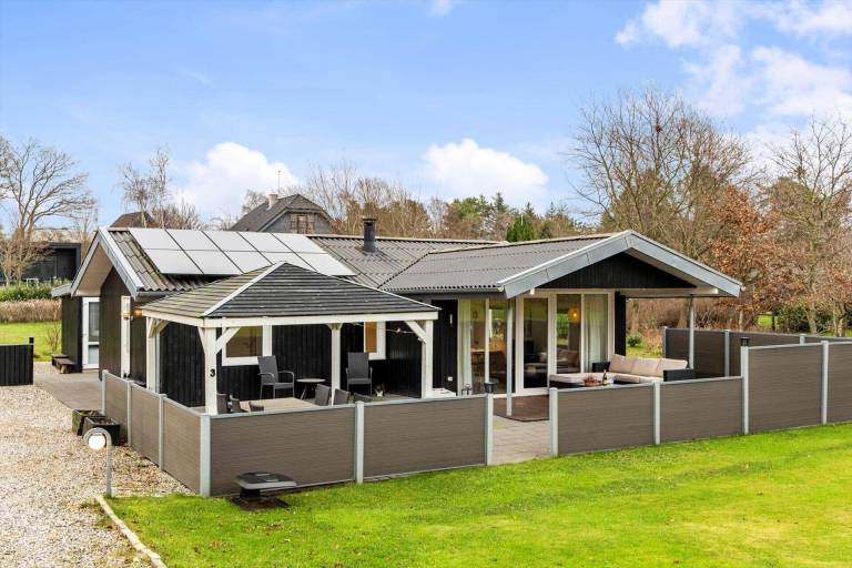 House with barbecue, garden & terrace in Ebeltoft