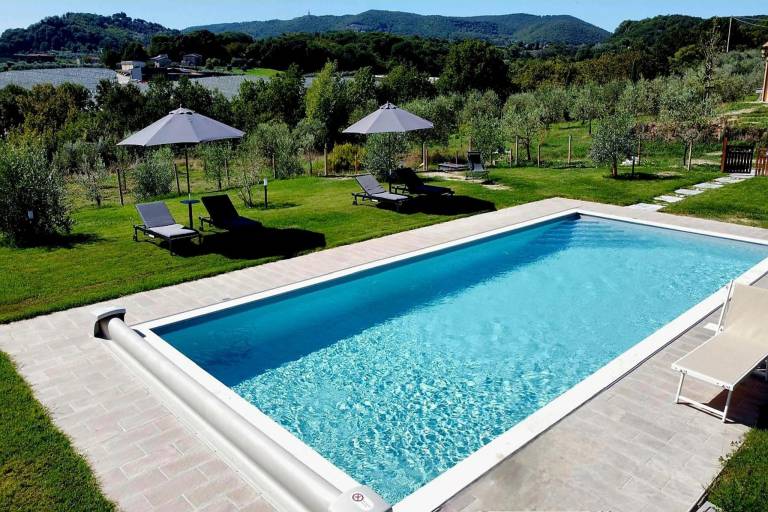 Apartment with yard, barbeque & pool — photo 3