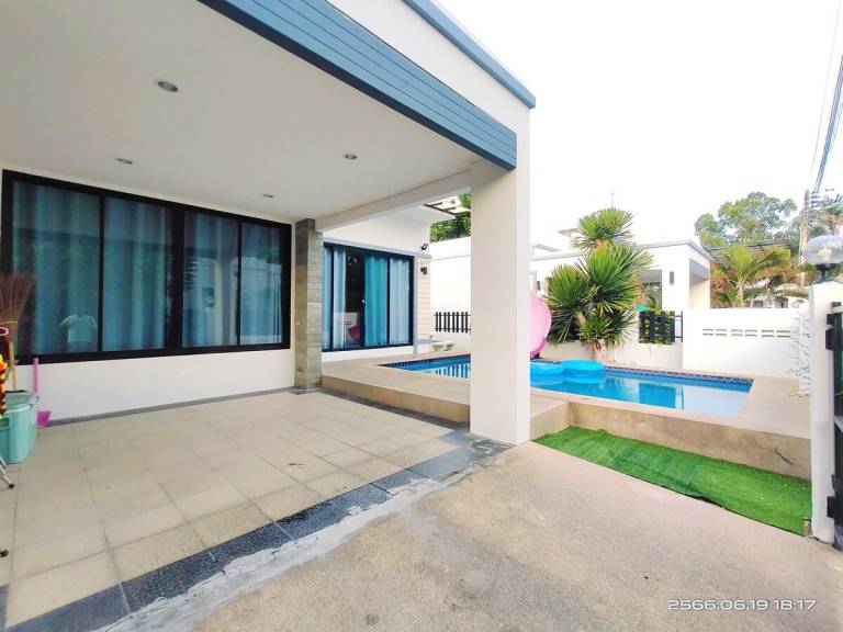 Villa with barbecue & pool — photo 4