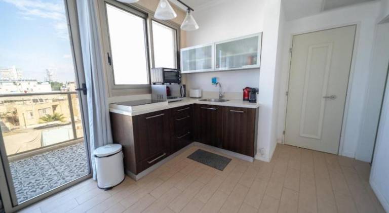 Serviced apartment with patio | Close to Carmel Market — photo 5