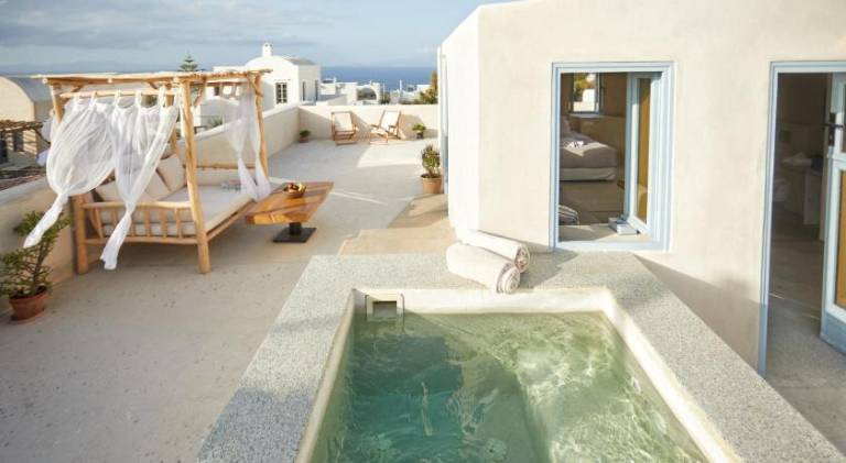 Apartment with yard, hot tub & patio — photo 3