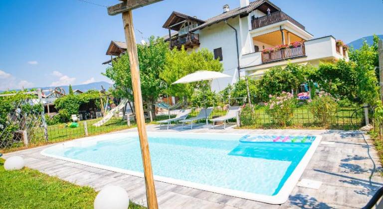 Holiday apartment with pool, barbecue & yard — photo 5