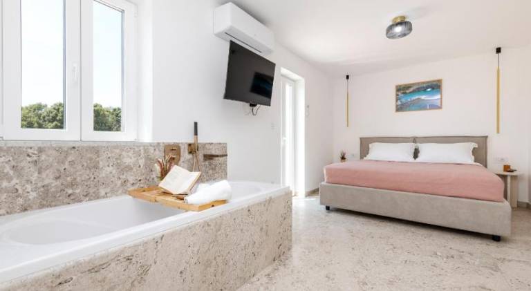 Villa with jacuzzi — photo 2