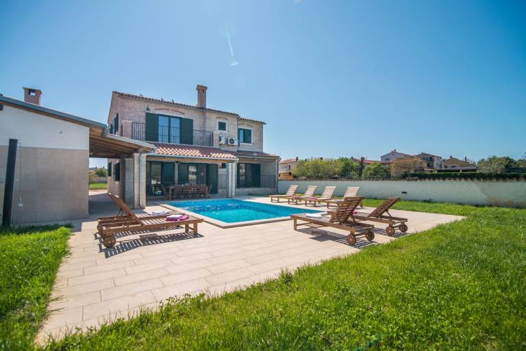 Villa with private pool, yard & barbecue in Medulin