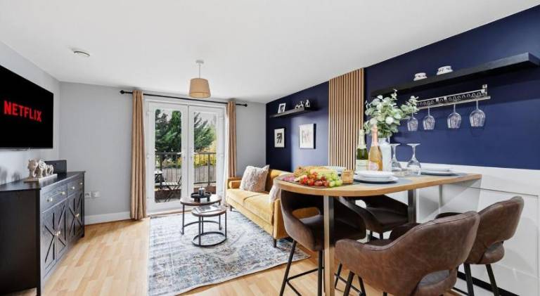 Elegant 2 Bedroom Apartment with Balcony - Near the High Street - Free Parking, Fast Wifi and Sky TV — photo 2