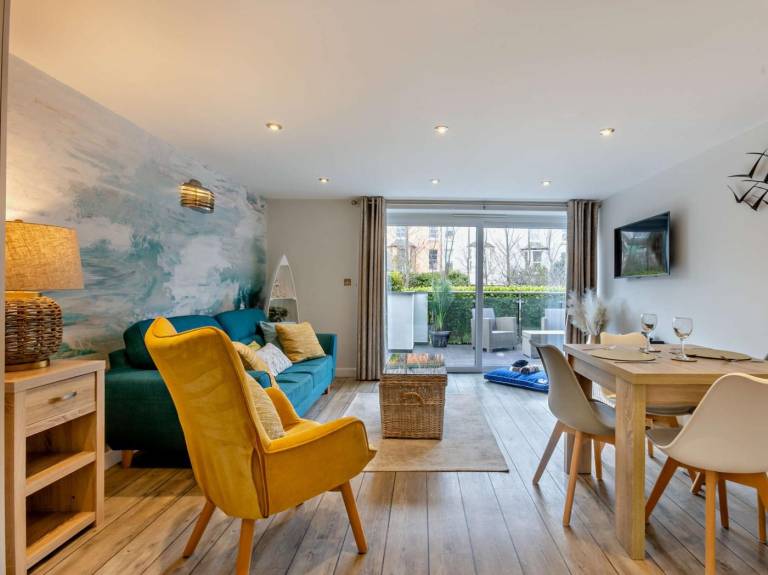 Fully equipped wonderful rental apartment with yard, patio & hot tub | Pet-friendly in Bideford