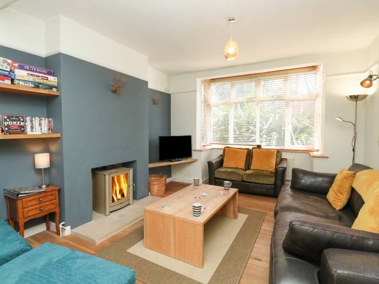 Family-oriented cottage with yard | Beach view | Close to the beach | Pets allowed — photo 3