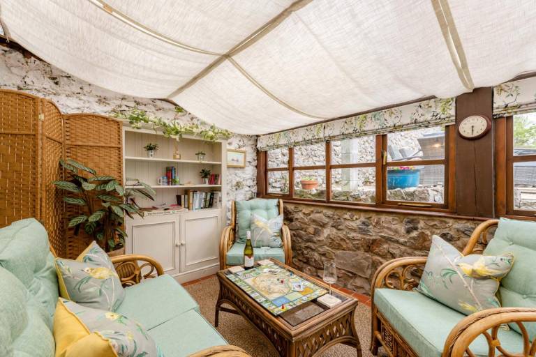 Cottage with garden — photo 3