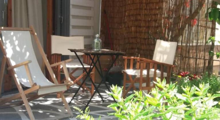 House with yard & patio in Poros