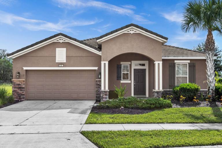 House with pool, hot tub & yard in Cham