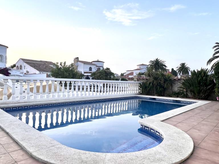 Beautiful rental apartment with pool | Dogs allowed in Roses