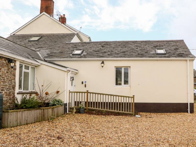 Cottage with hot tub, garden & barbeque in Bideford