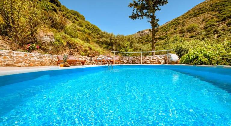 Apartment with pool, terrace & yard in Kissamos