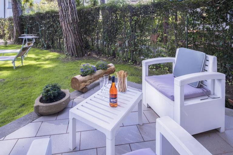 Rental with terrace, yard & grill — photo 5