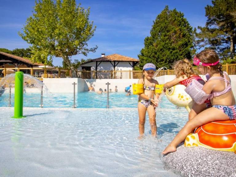 Family-friendly mobile home with terrace & heated pool | Pet-friendly — photo 3