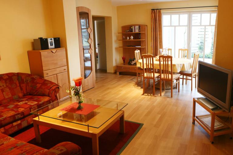 Rental apartment with yard, terrace & pool | Mountain view in Arnsberg